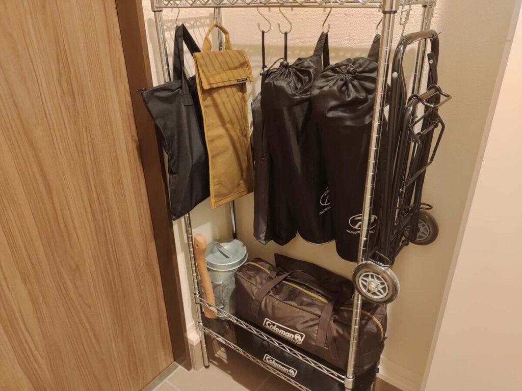 荷物がたくさん収納されたメタルラック