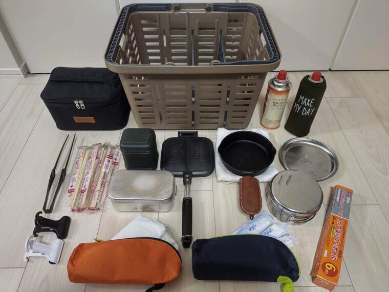 収納していた食器と調理器具を一覧に広げた画像