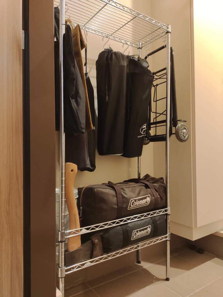 荷物が収納されたメタルラック