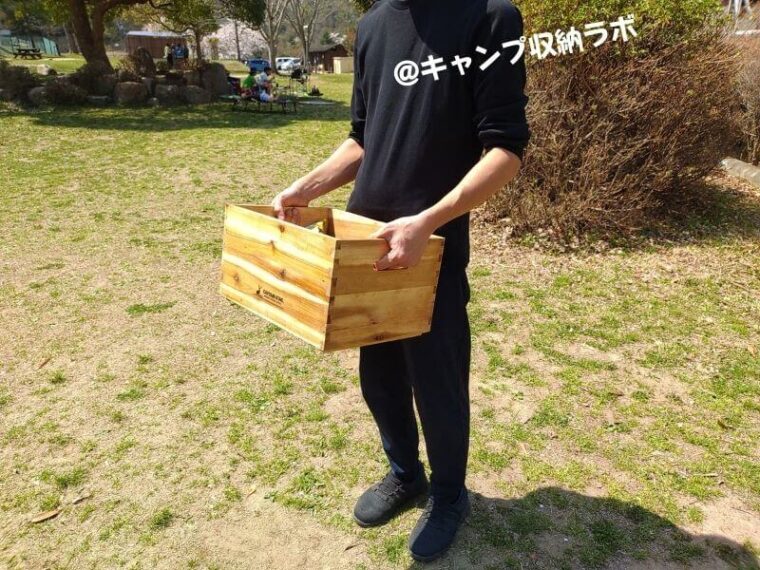 両手で持った木製ボックス