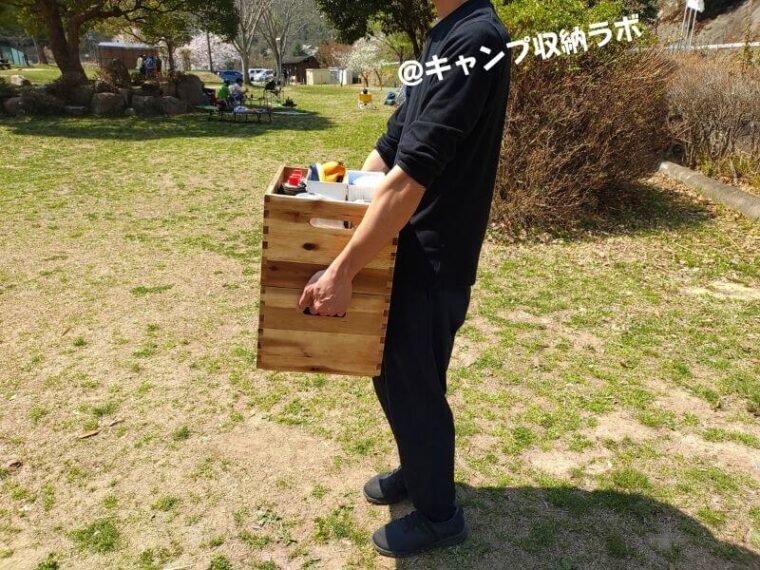 2段に重ねた木製ボックスを持った状態